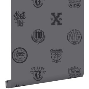 ESTAhome Tapete Schulembleme dunkelgrau, Vliestapete mit verschiedenen Emblemen.