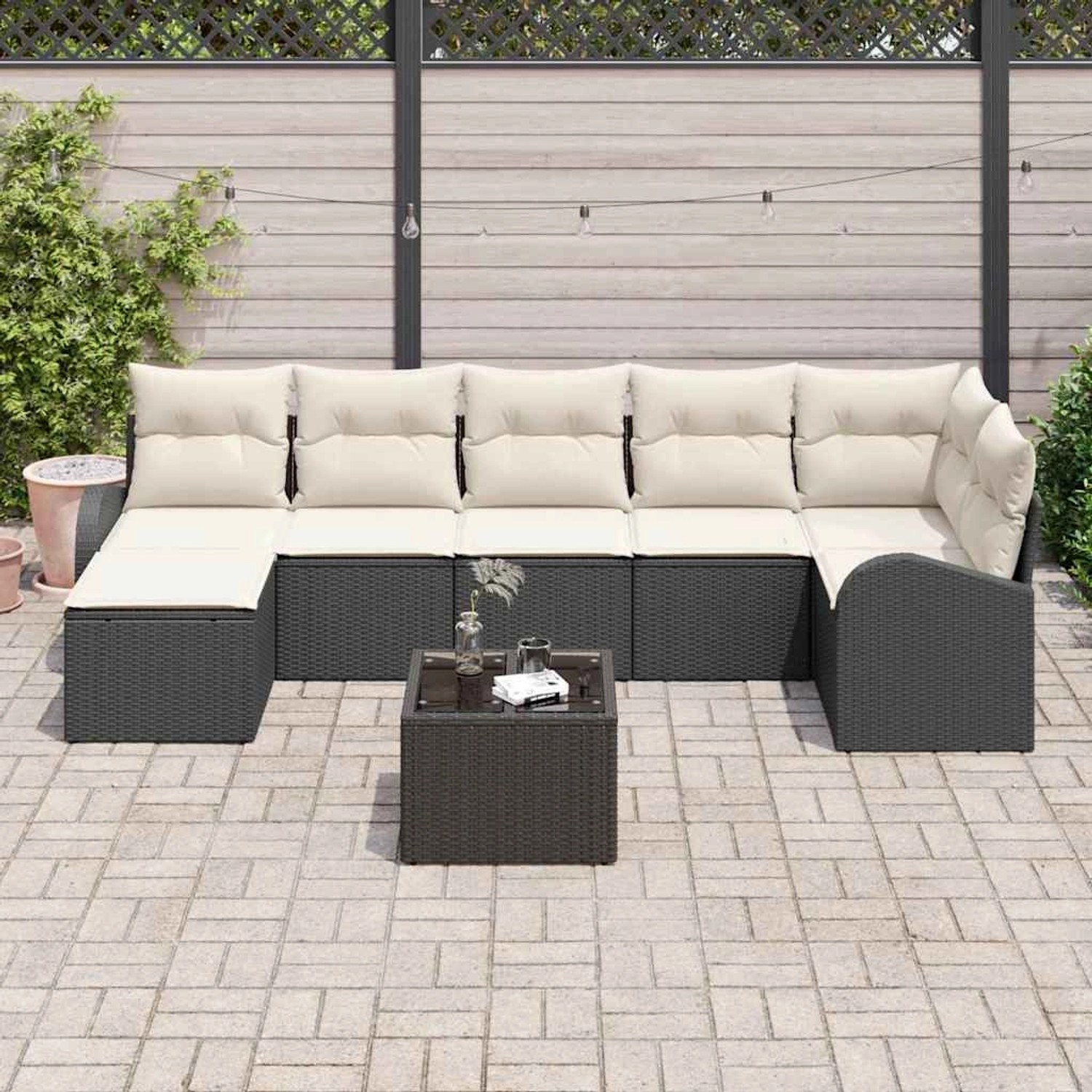 Schwarzes 8-tlg. vidaXL Garten-Sofa-Set aus Poly Rattan mit Tisch und cremefarbenen Kissen.