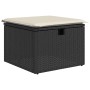 Schwarzer vidaXL Gartenmöbel-Fußhocker aus Rattan mit beigem Kissen als Teil einer Sofagarnitur.
