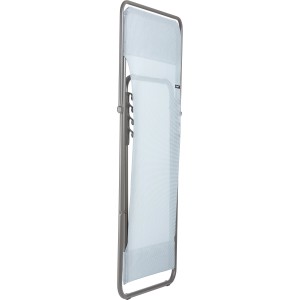 Zusammengeklappter Lafuma Maxi Transat Liegestuhl Batyline® Ciel, ein kompakter Gartenstuhl in Hellblau.