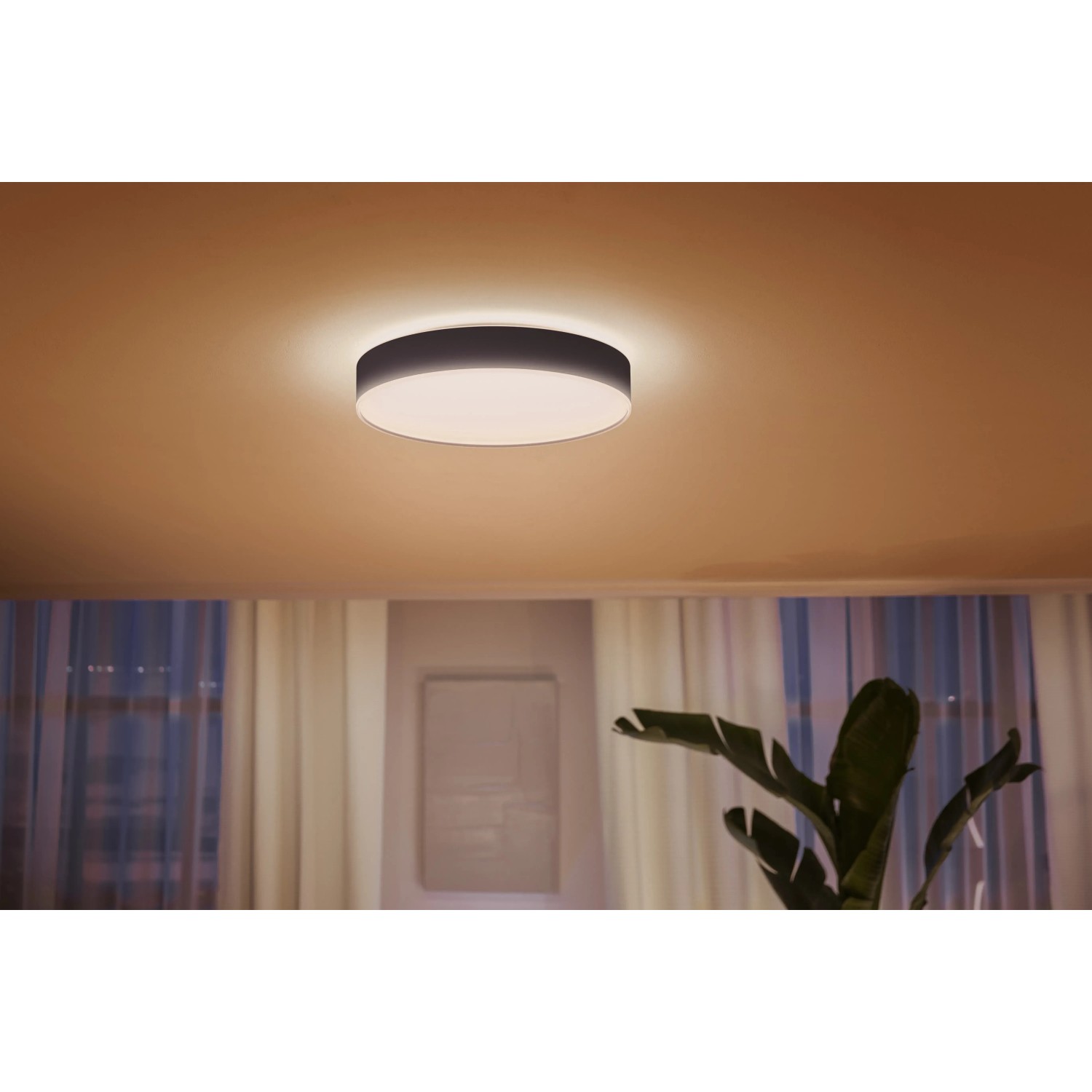 Schwarze Philips Hue Enrave L Deckenleuchte mit Dimmer, warmweißes Licht.