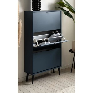 Moderner blauer Furn.Design Schuhschrank Aldan, 70x125 cm, mit 3 Klappen, schwarzen Griffen und Holzfüßen. Eine Klappe offen mit Schuhen.