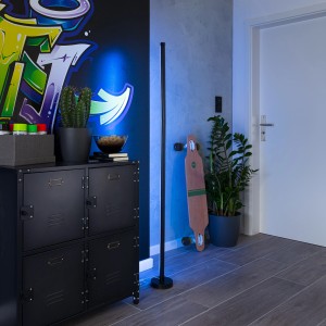 Schwarze Näve LED-Stehleuchte Digital Motion Light, 150 cm, mit RGB-Lichteffekten im modernen Wohnraum.