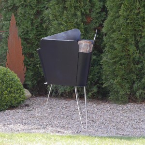 VASNER Merive M2 Feuerkorb, mittelhoch, abgerundet, schwarz, mit Holz befüllt.