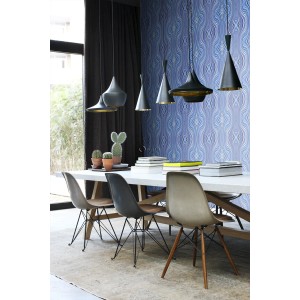 Blaue und türkise Tapete mit grafischen Linien im Retro-Look an einer Wand im Esszimmer. Dekorative Vliestapete.