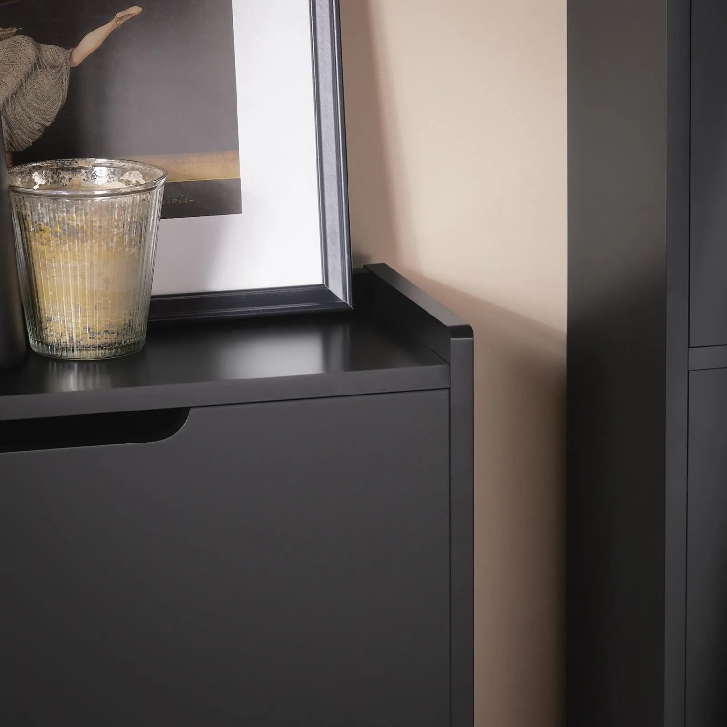 Schwarzer SoBuy Schuhschrank mit 2 Klappen aus MDF. Detailansicht der Oberfläche mit Deko und Griff. Ideal für den Flur.