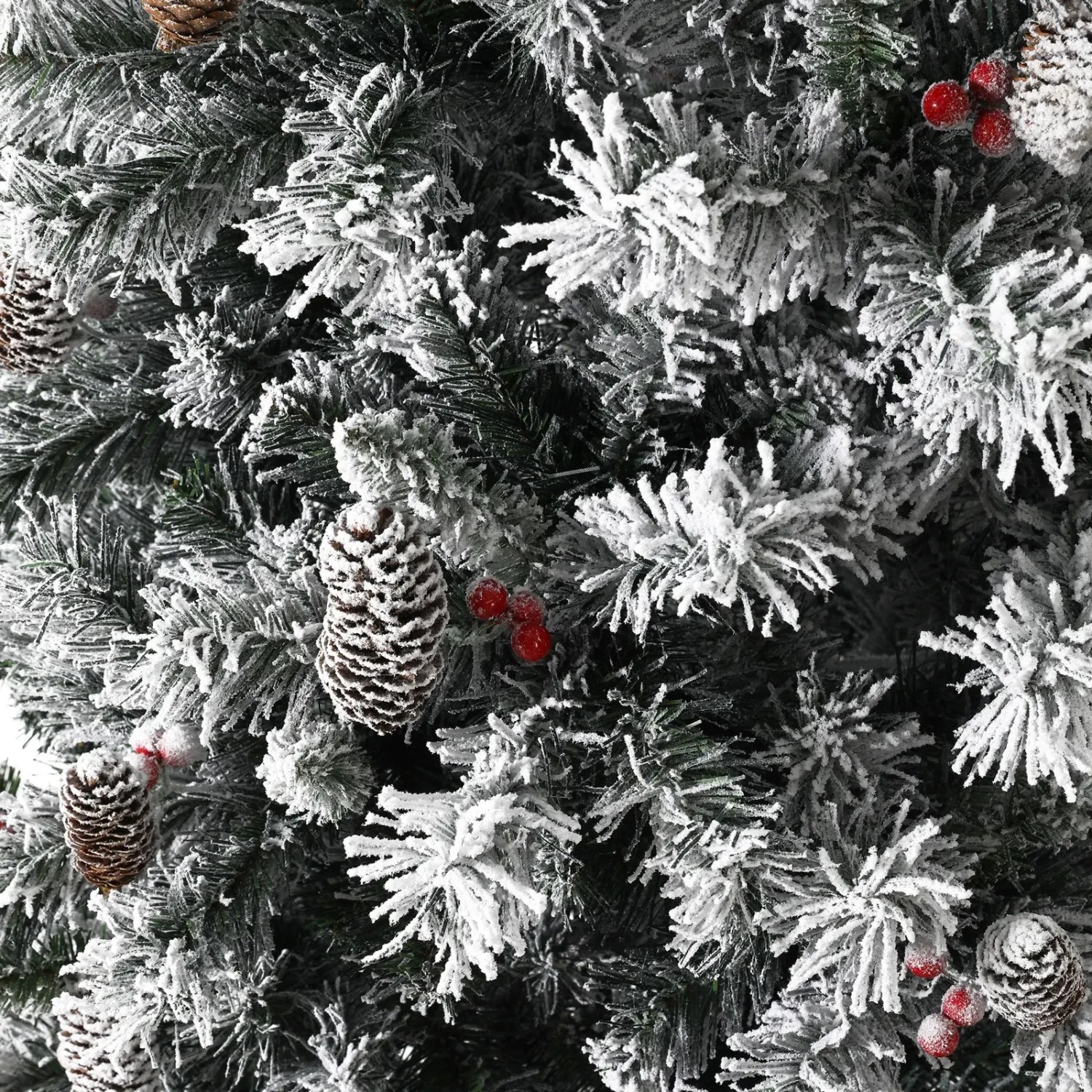 Detailaufnahme: Künstlicher Weihnachtsbaum mit Schnee, Tannenzapfen und roten Beeren, 180 cm.