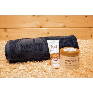 Weka Sparset Verwöhn dich: Saunahandtuch, Honiglotion und Peelingsalz für Wellness in der Sauna.