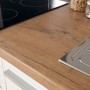 Detailaufnahme: Respekta Premium Küchenzeile 320 cm, weiße Hochglanzfront, Arbeitsplatte in Wildeiche, Spüle und Kochfeld.
