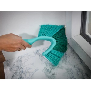 Leifheit Dusty Wand- und Deckenbesen in Aktion, Reinigungsgerät mit blaugrünen Borsten für Ecken.