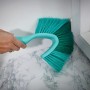 Leifheit Dusty Wand- und Deckenbesen in Aktion, Reinigungsgerät mit blaugrünen Borsten für Ecken.