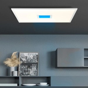 Weißes LED-Deckenpaneel Odella 60x60 cm mit blauen Lichteffekten an der Decke.
