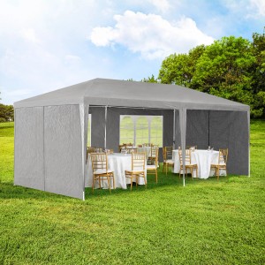 Dunkelgraues Juskys Partyzelt 3x6m mit Seitenwänden und Tischen im Garten.