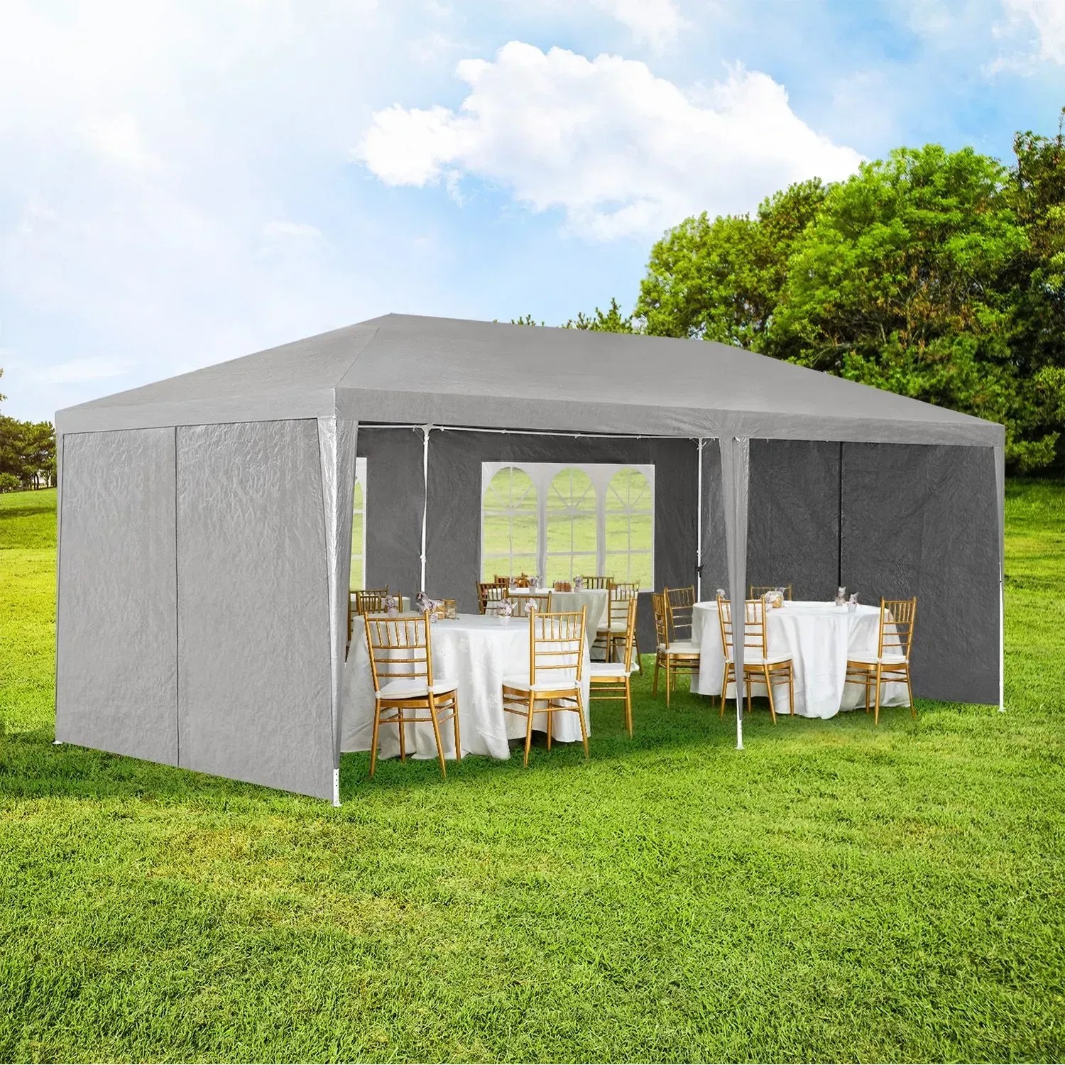 Dunkelgraues Juskys Partyzelt 3x6m mit Seitenwänden und Tischen im Garten.