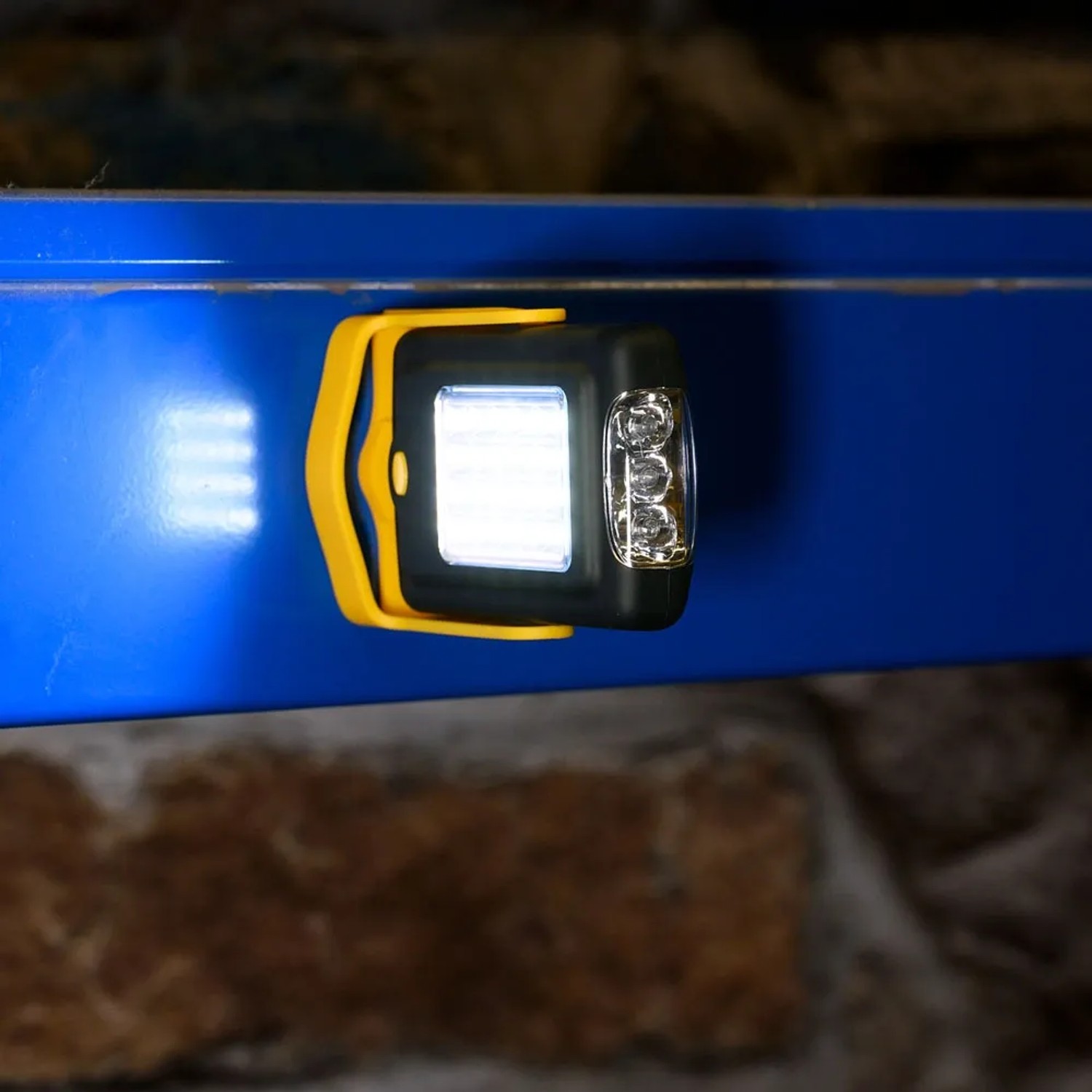 LED's Work LED-Handlampe, 1,4 W, mit Magnetfuß an blauer Oberfläche. Kompakte Arbeitsleuchte.