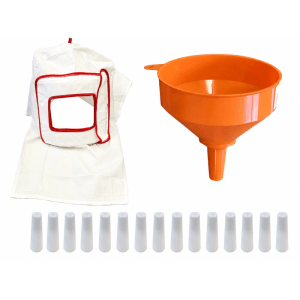 Zubehör für C2M DECAP PLAY Sandstrahlgerät: weiße Schutzhaube, orangefarbener Einfülltrichter und Ersatzdüsen.