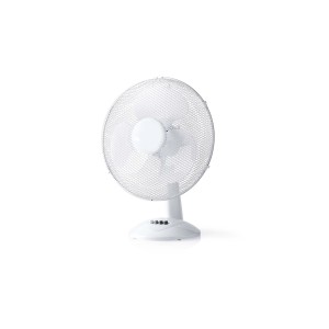 Weißer Tischventilator, Ø 40 cm, mit Metallschutzgitter und drei Geschwindigkeitsstufen.