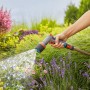 Gardena Comfort Reinigungsspritze ecoPulse™ in Aktion beim Bewässern von Blumen.