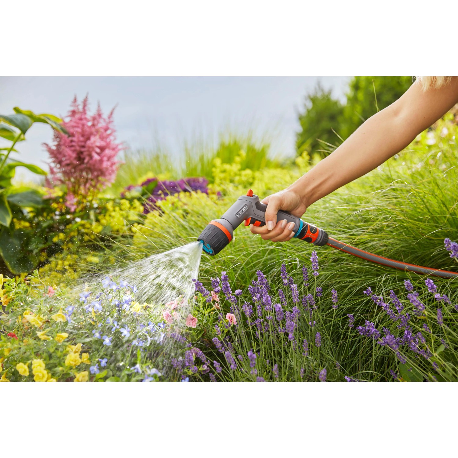 Gardena Comfort Reinigungsspritze ecoPulse™ in Aktion beim Bewässern von Blumen.
