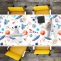 Mehrfarbige Tulup Schreibtischunterlage Astronaut, 120x60 cm, auf einem Schreibtisch mit Büromaterial.