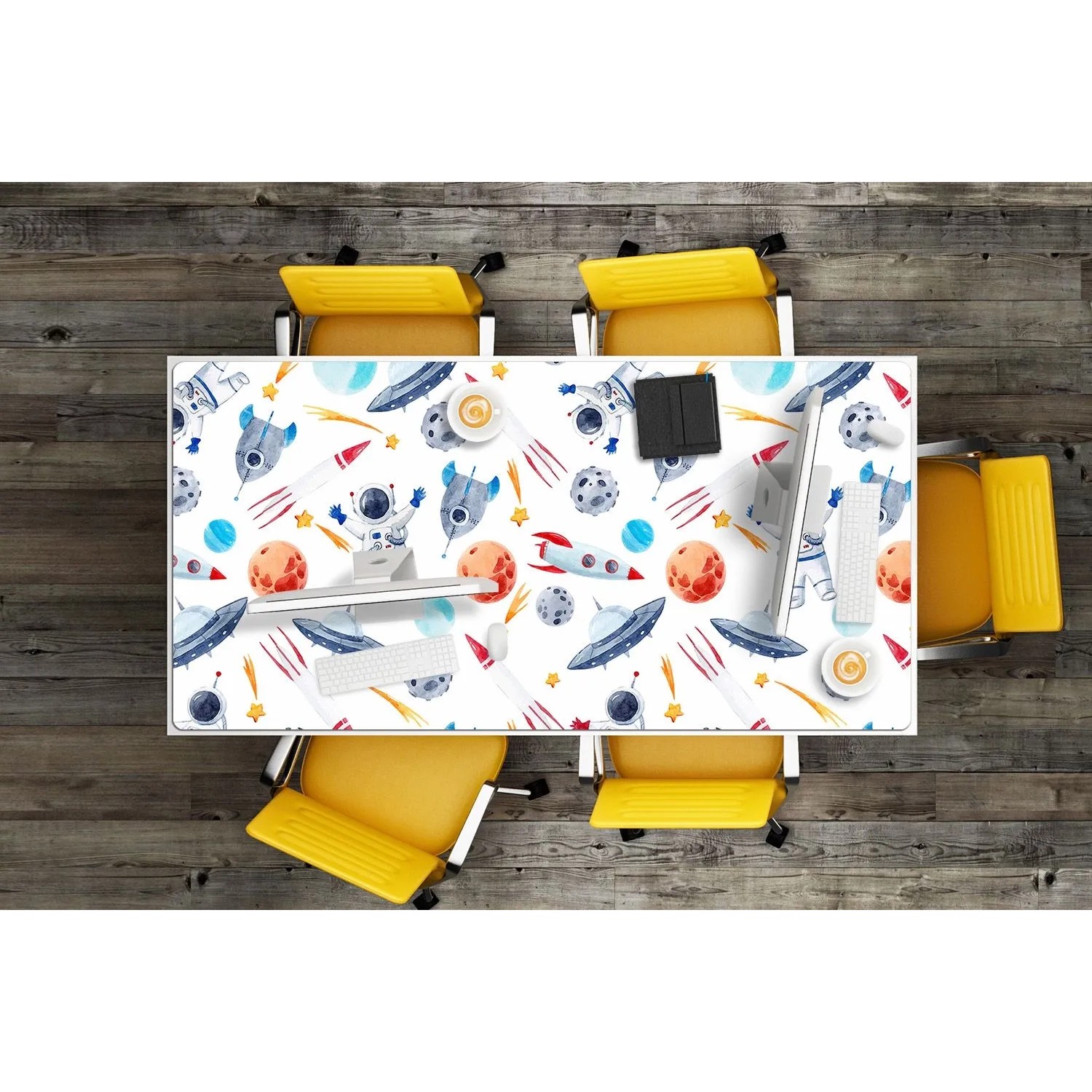 Mehrfarbige Tulup Schreibtischunterlage Astronaut, 120x60 cm, auf einem Schreibtisch mit Büromaterial.