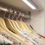 Osram LED-Unterbauleuchte im Kleiderschrank, batteriebetrieben, mit Bewegungssensor.
