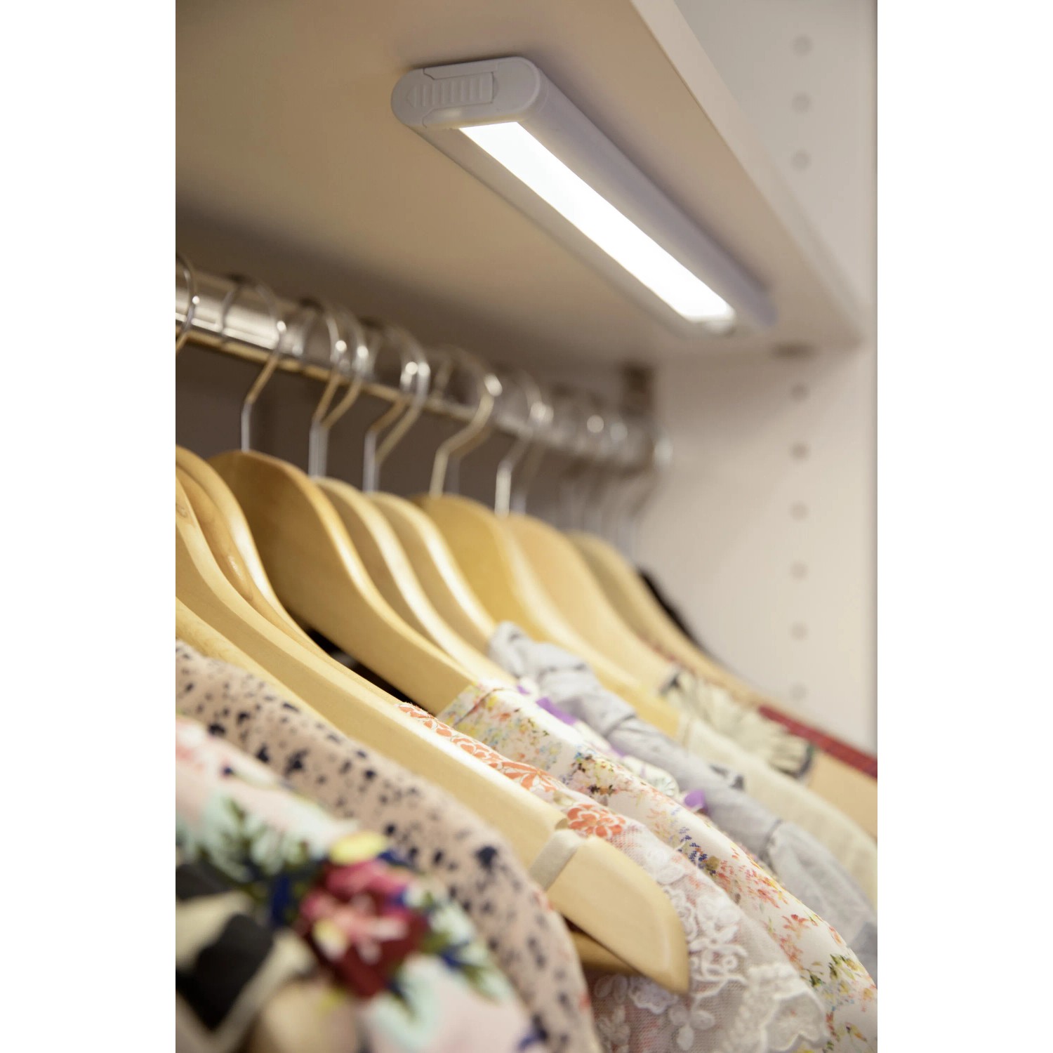 Osram LED-Unterbauleuchte im Kleiderschrank, batteriebetrieben, mit Bewegungssensor.