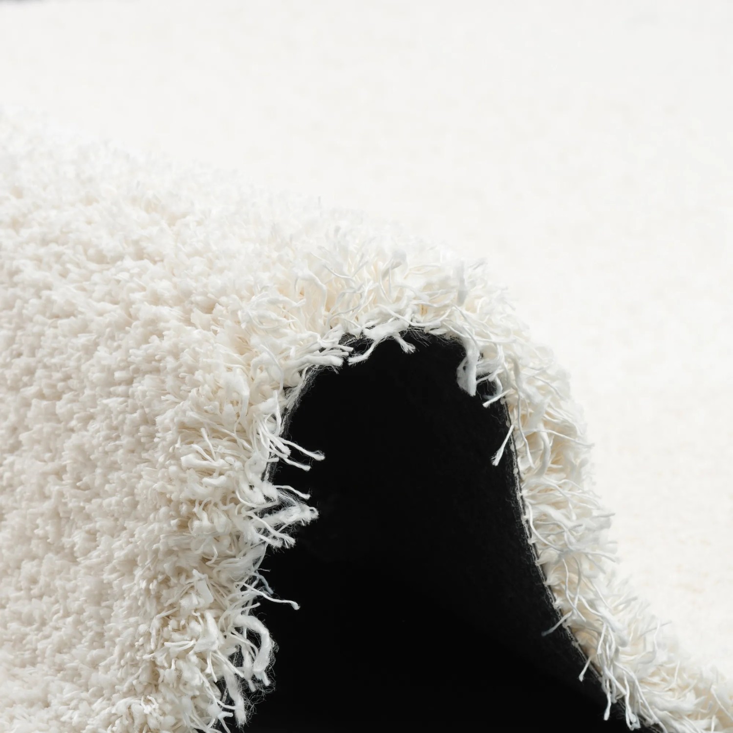 Detailansicht: Cremefarbener Snapstyle Hochflor Shaggy Teppich Dream (160x240cm) mit weicher Oberfläche.