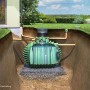 Garantia Erdtank Cristall Proline 1600L im Garten, teilweise im Querschnitt gezeigt.