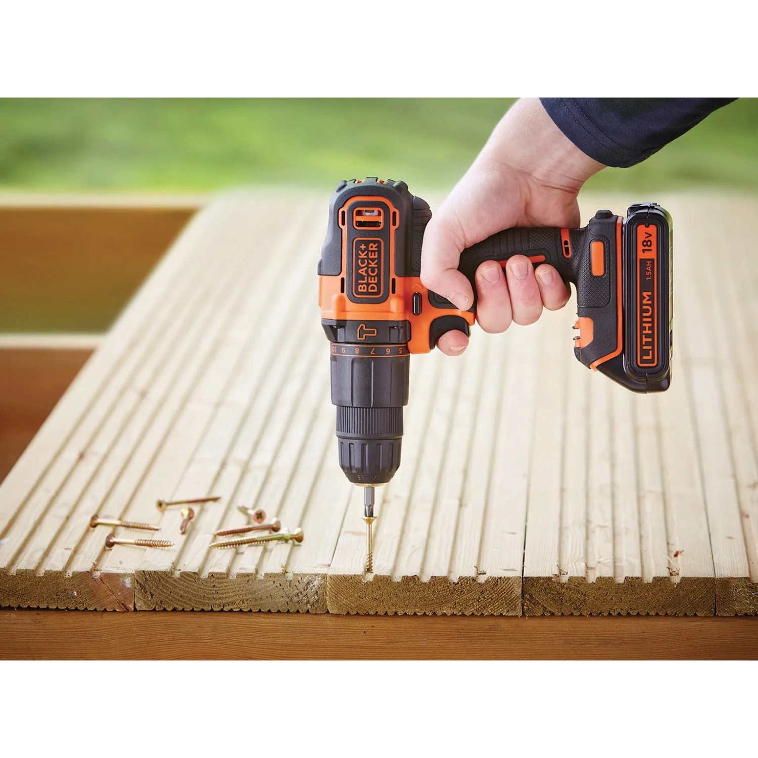 Black+Decker Akku-Schlagbohrschrauber BDCHD18K beim Schrauben in Holz.