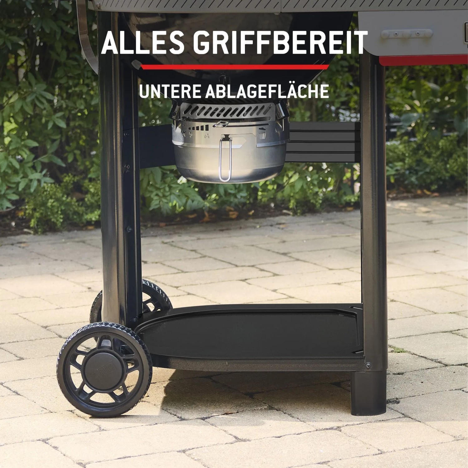 Detailaufnahme des Weber Holzkohlegrills Performer 57 cm Schwarz mit Ablageflächen und Rädern.
