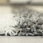 Detailaufnahme: Ayyildiz Hochflorteppich Gala, hellgrau, weiche Textur.