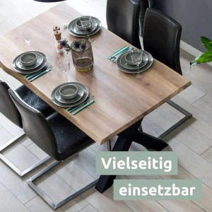 Esstisch: Holz4home Tischplatte aus Eiche mit Baumkante, 140x80 cm, gedeckt mit Geschirr.
