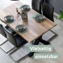 Esstisch: Holz4home Tischplatte aus Eiche mit Baumkante, 140x80 cm, gedeckt mit Geschirr.