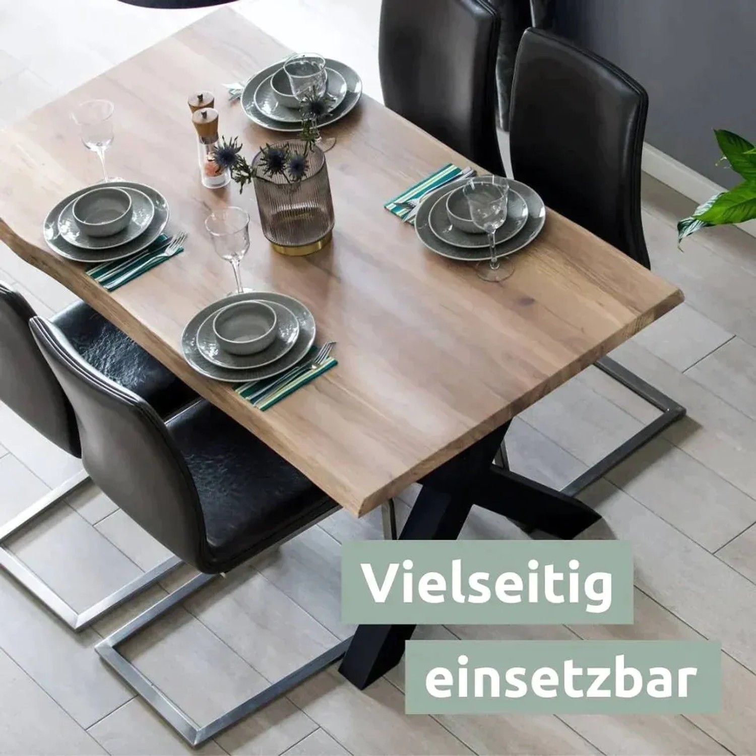 Esstisch: Holz4home Tischplatte aus Eiche mit Baumkante, 140x80 cm, gedeckt mit Geschirr.
