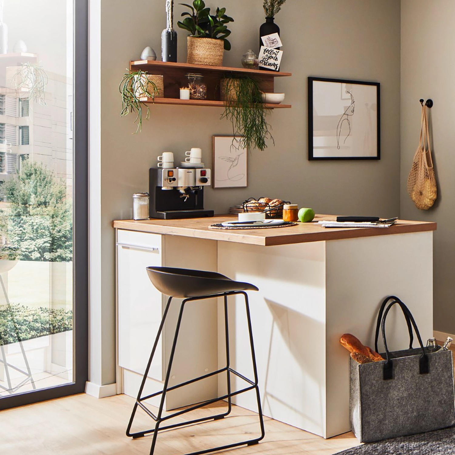 Respekta Küchenzeile Gabriel 290 cm mit Kücheninsel in Weiß Hochglanz und Barhocker.