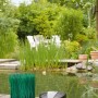Oase OxyTex Set 1000 Teichbelüfter mit Filtermedium und Zubehör vor Gartenteich.