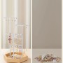 Songmics Schmuckständer Caeley, weiß-natur, mit Ohrringen, Ketten und Armbändern auf Tablett.