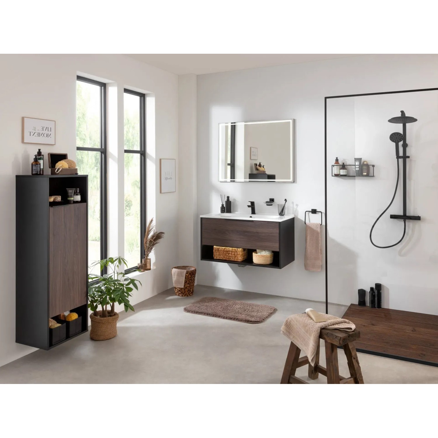 Badezimmer mit Fackelmann Hoch-Midischrank B.Paris in Schwarz Matt-Rigoletto Eiche, Teil eines Badmöbel-Sets.