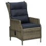 Verstellbarer, brauner vidaXL Gartensessel aus Rattan mit schwarzen Auflagen.