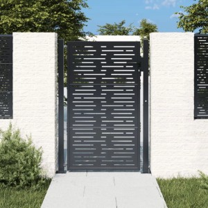 Anthrazitfarbenes Gartentor aus Stahl mit modernem, lasergeschnittenem Design zwischen weißen Säulen. Ideal für Garten & Terrasse.
