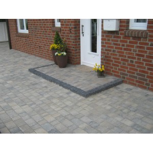 Diephaus Pflaster Via Jaris Muschelkalk Mehrformat 8 cm vor Hauseingang.