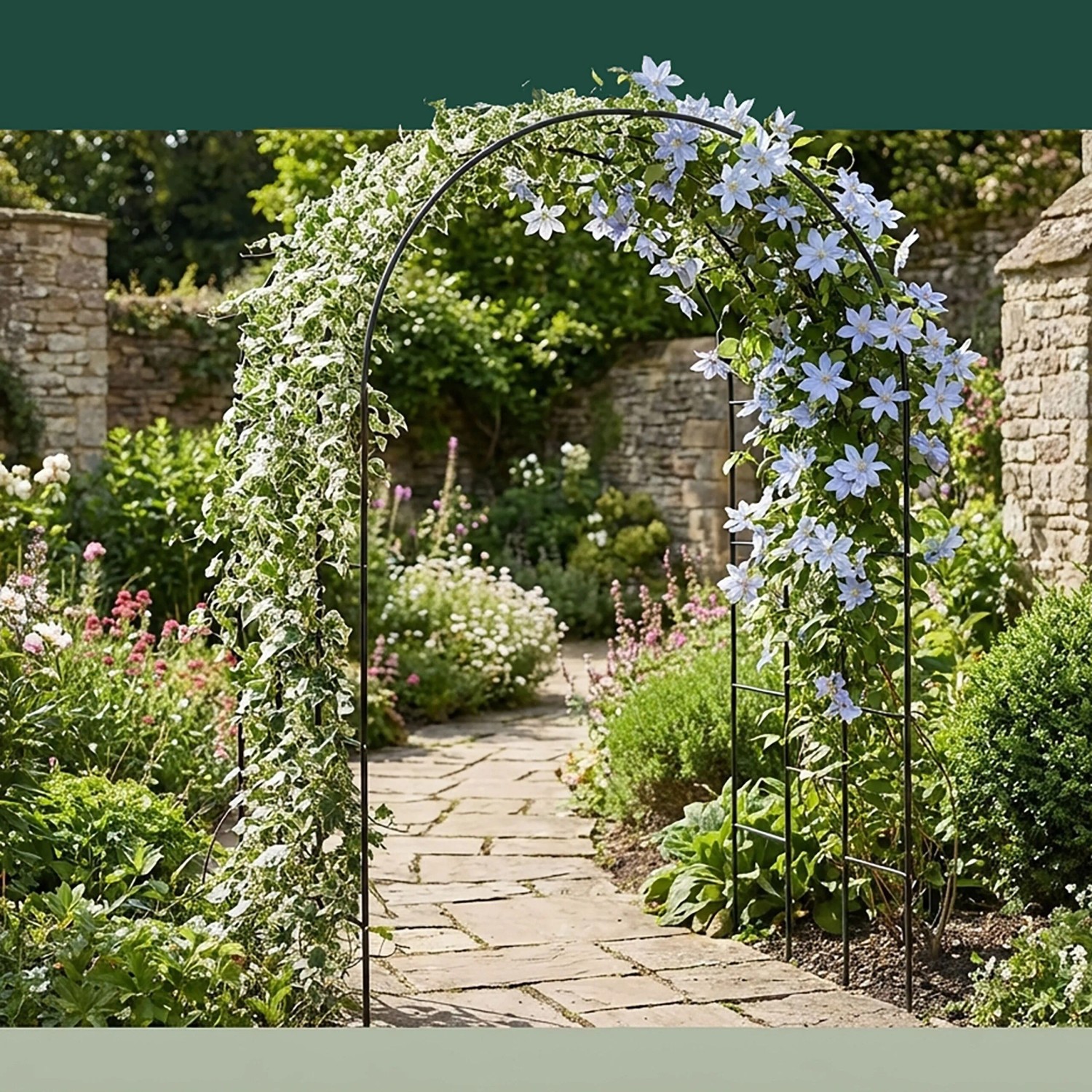 Schwarzer Relaxdays Rosenbogen aus Eisen, bewachsen mit Kletterpflanzen, als Gartendeko.