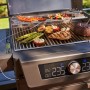 Char-Broil Elektrogrill Evolve Electric mit Grillgut und Gemuese auf dem Grillrost.
