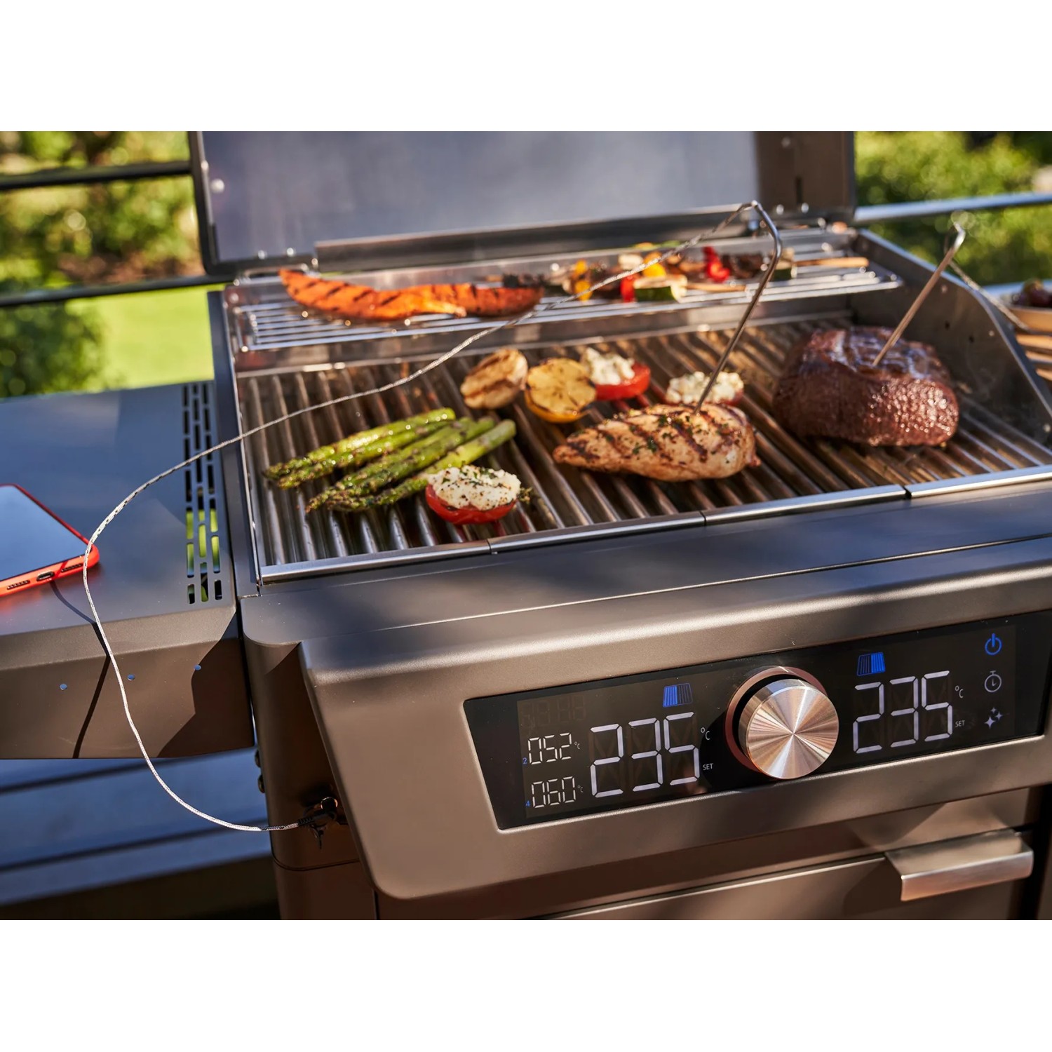 Char-Broil Elektrogrill Evolve Electric mit Grillgut und Gemuese auf dem Grillrost.
