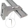 Detailaufnahme: Silberne Bestlivings Gardinenschiene aus Aluminium mit Wandträger und Inbusschlüssel.