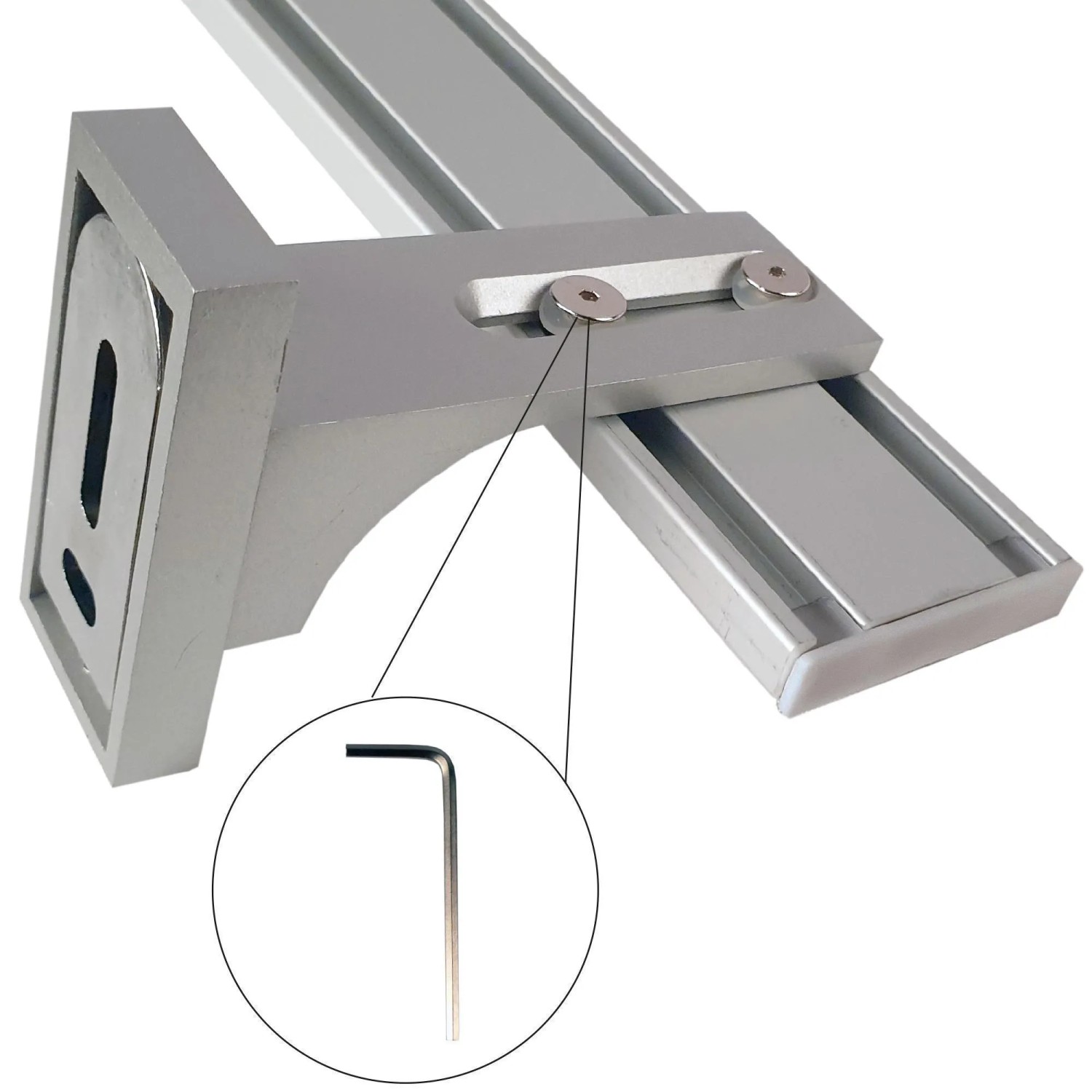 Detailaufnahme: Silberne Bestlivings Gardinenschiene aus Aluminium mit Wandträger und Inbusschlüssel.