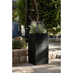 Anthrazitfarbener Vivanno Pflanzkübel Block 30x30x60 cm mit Lavendel im Garten.