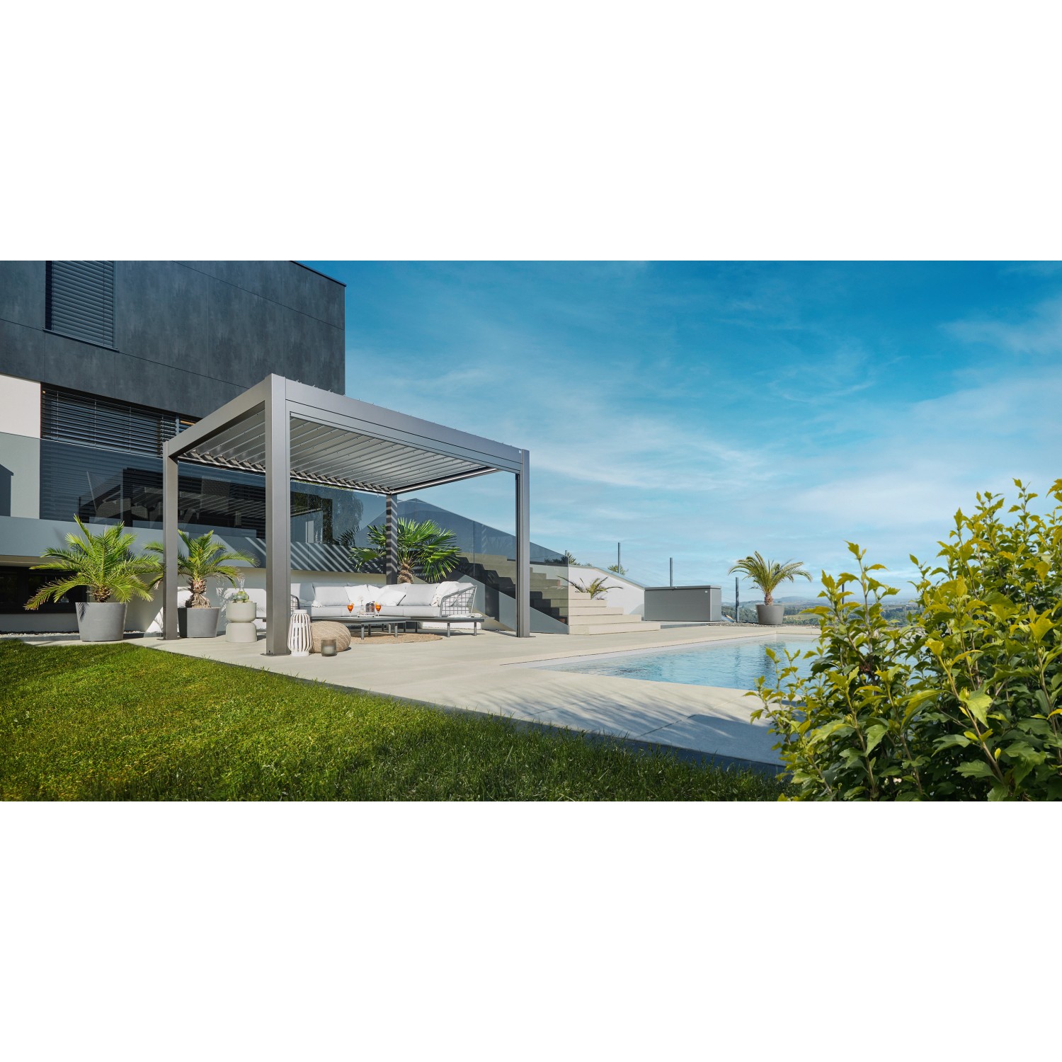 Biohort Pergola in Quarzgrau/Silber-Metallic neben Pool und Gartenmöbeln.