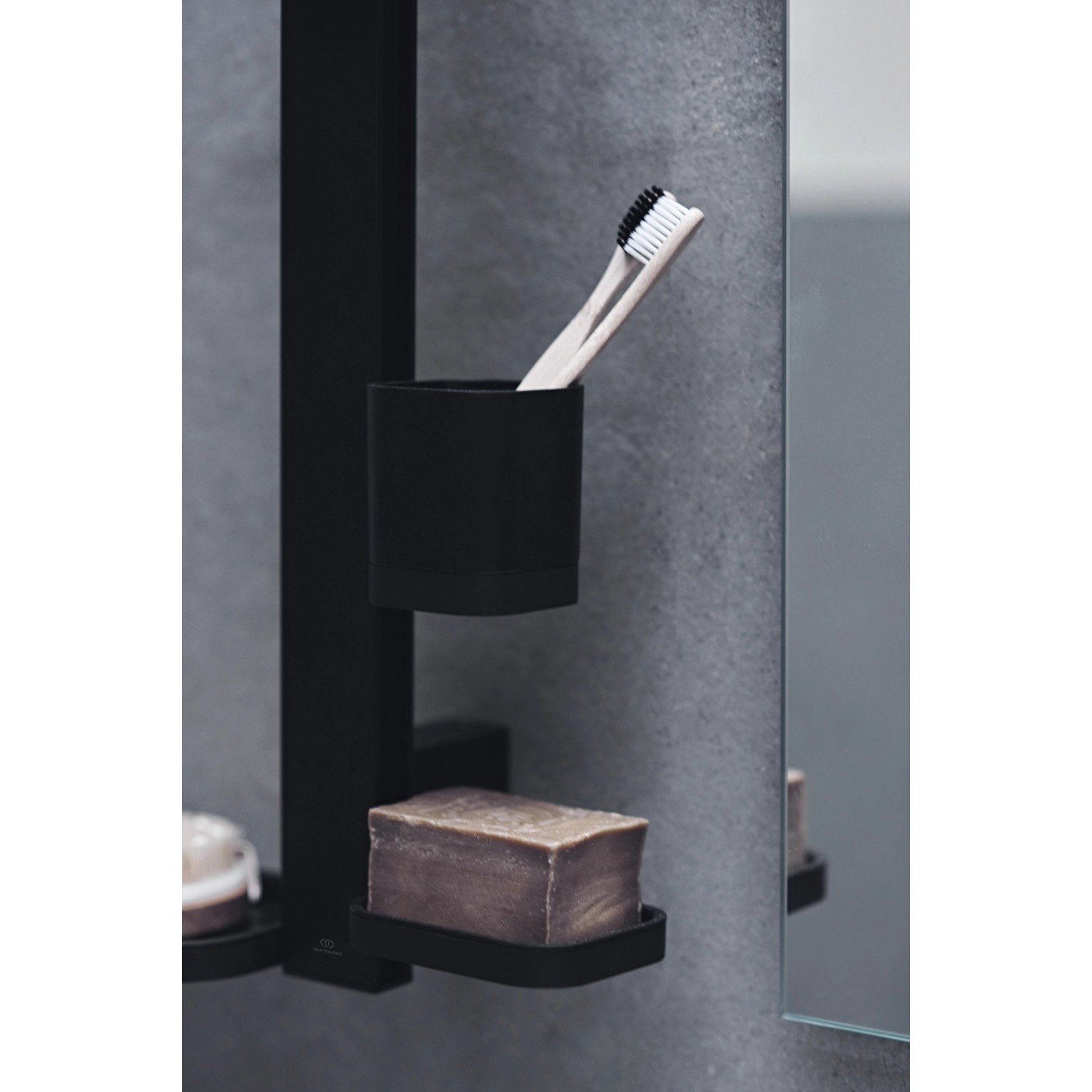 Ideal Standard Beauty Kosmetikspiegel-Set, schwarz matt, mit Seife, Zahnbürste und Becher.